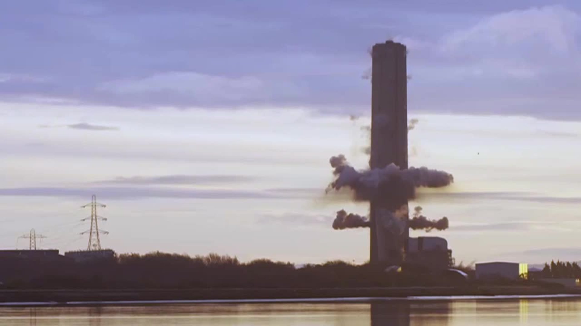 Demolición de la mayor chimenea de una central de carbón en Europa
